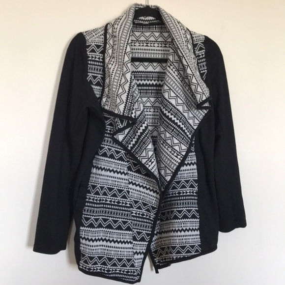 En Creme Other - EN CREME AZTEC PRINT structurd Size M. Black and White Geometric Cardigan